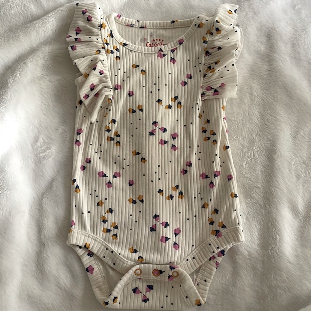 Used once crème flower onesie. Brand:Cat&Jack Size:0-3 months